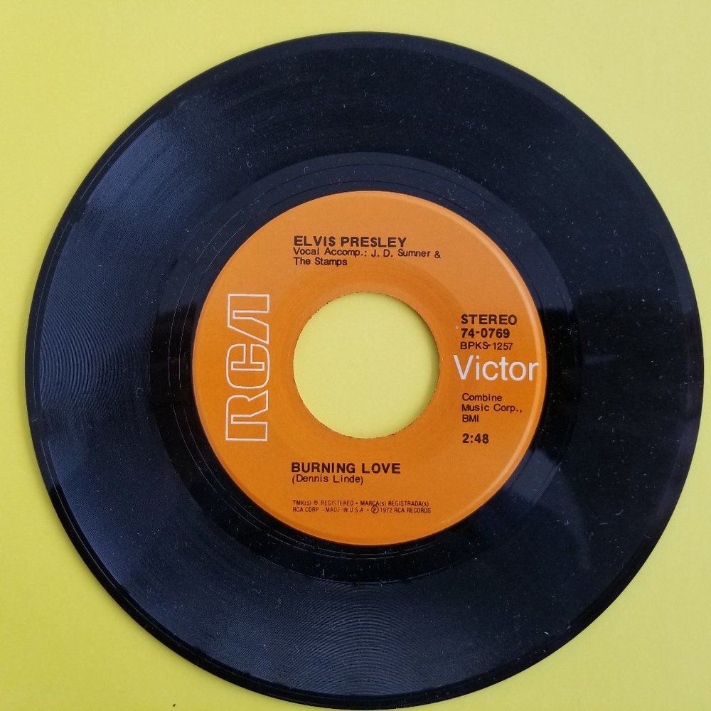 2 Vintage Elvis Presley RCA Vinyl 45rpm Music Records - Picture 3 of 6